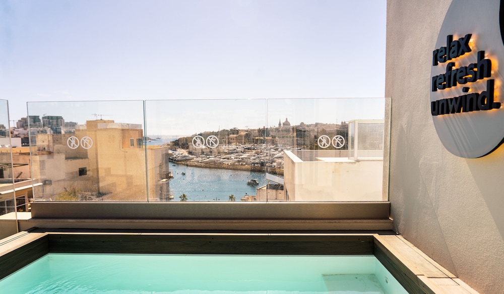 Rooftop pool