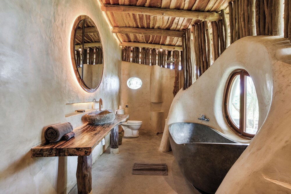 Deep soaking bathtub