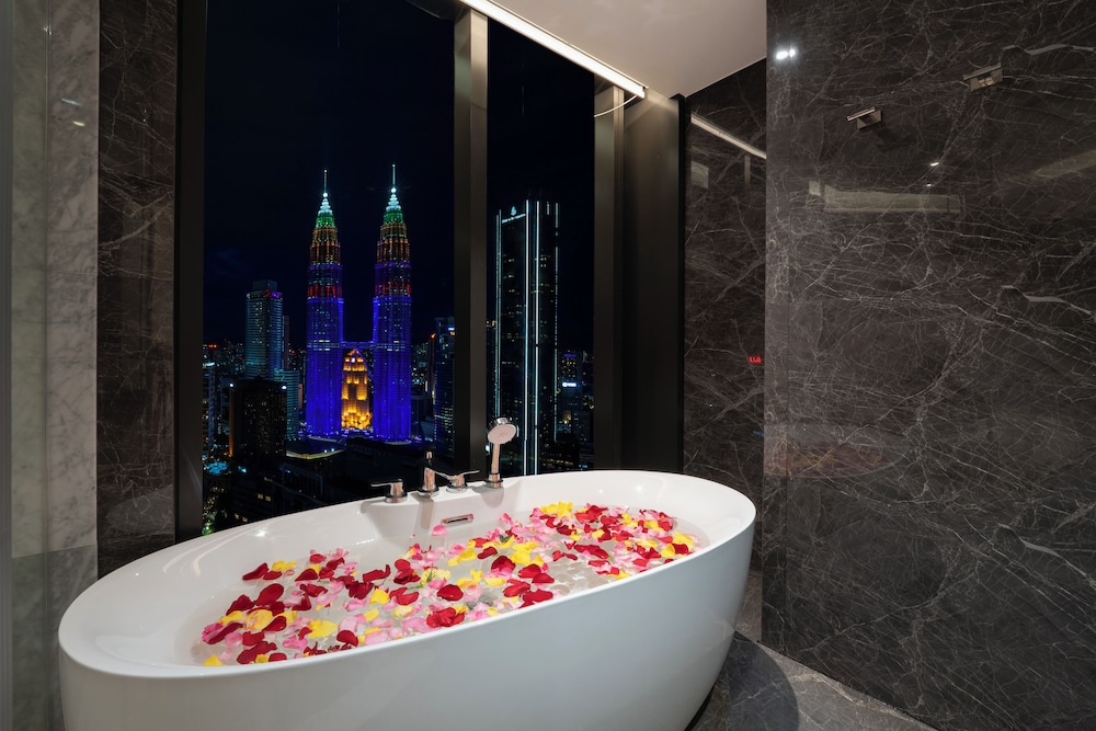 Deep soaking bathtub