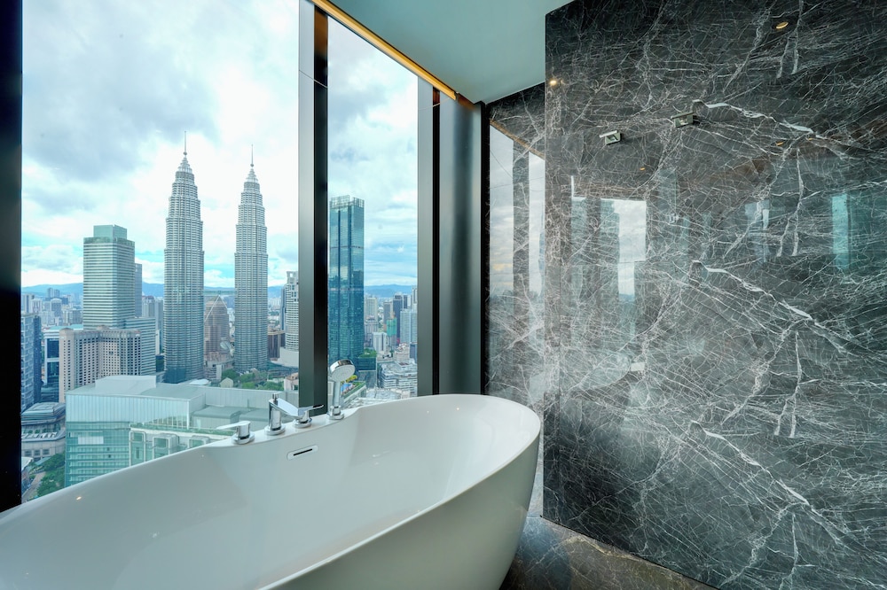 Deep soaking bathtub