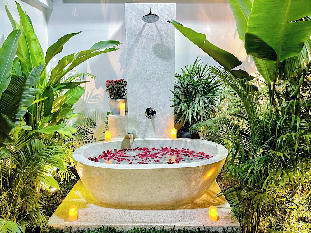 Portable bathtub seat