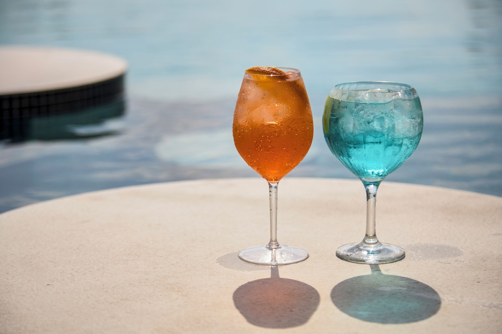 Swim-up bar