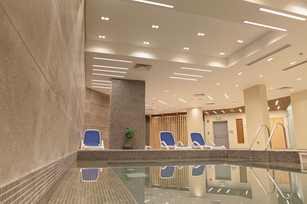 Indoor/outdoor pool