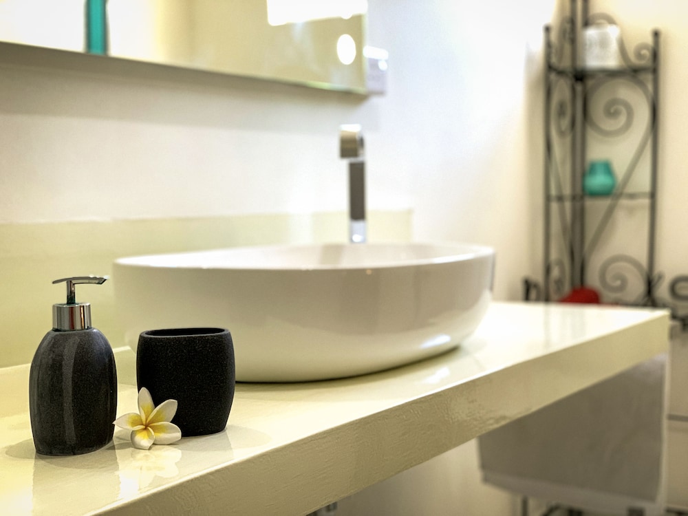 Bathroom sink