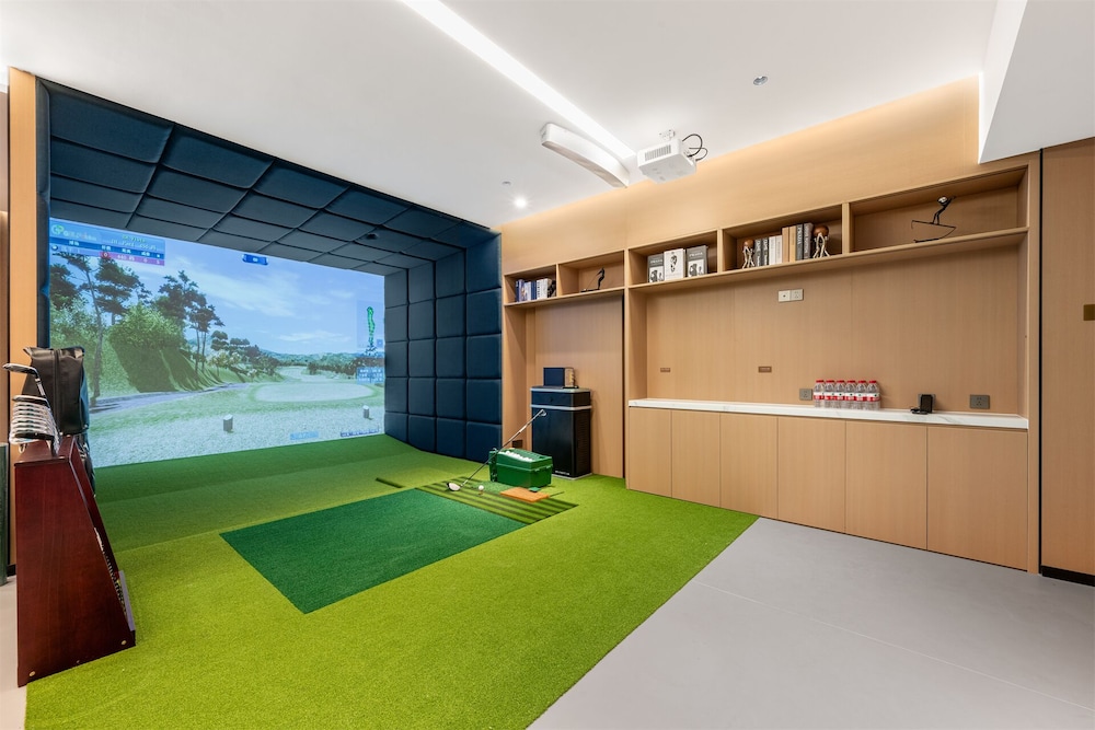 Indoor golf driving range