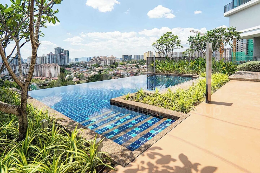 Infinity pool