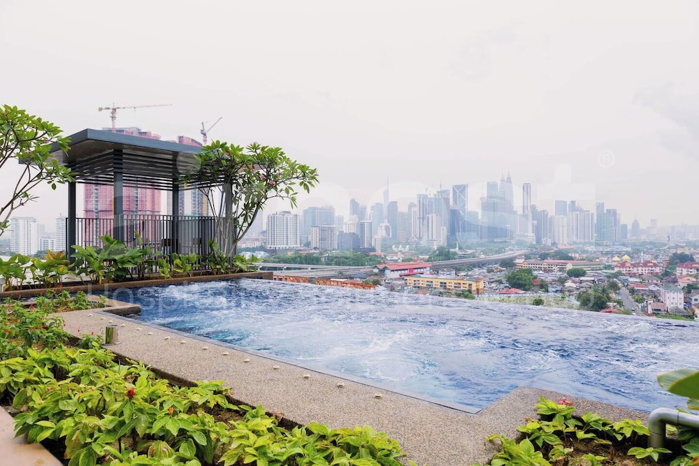 Infinity pool