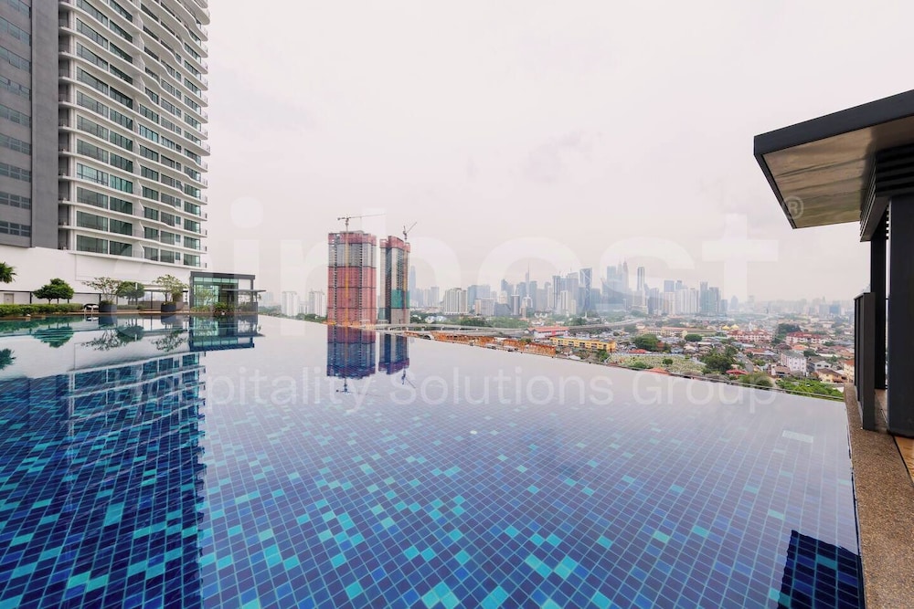Infinity pool