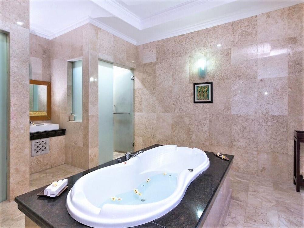 Deep soaking bathtub