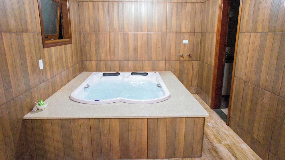 Jetted tub