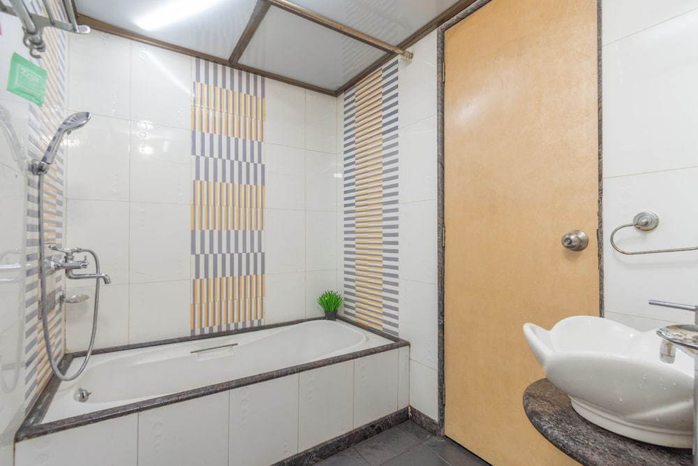 Deep soaking bathtub