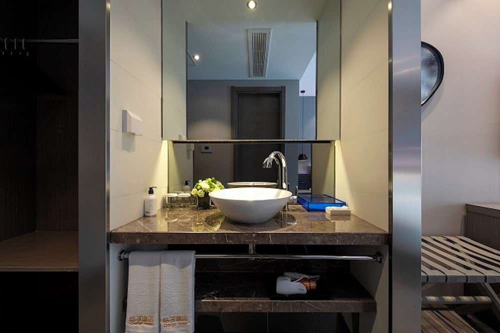 Bathroom sink