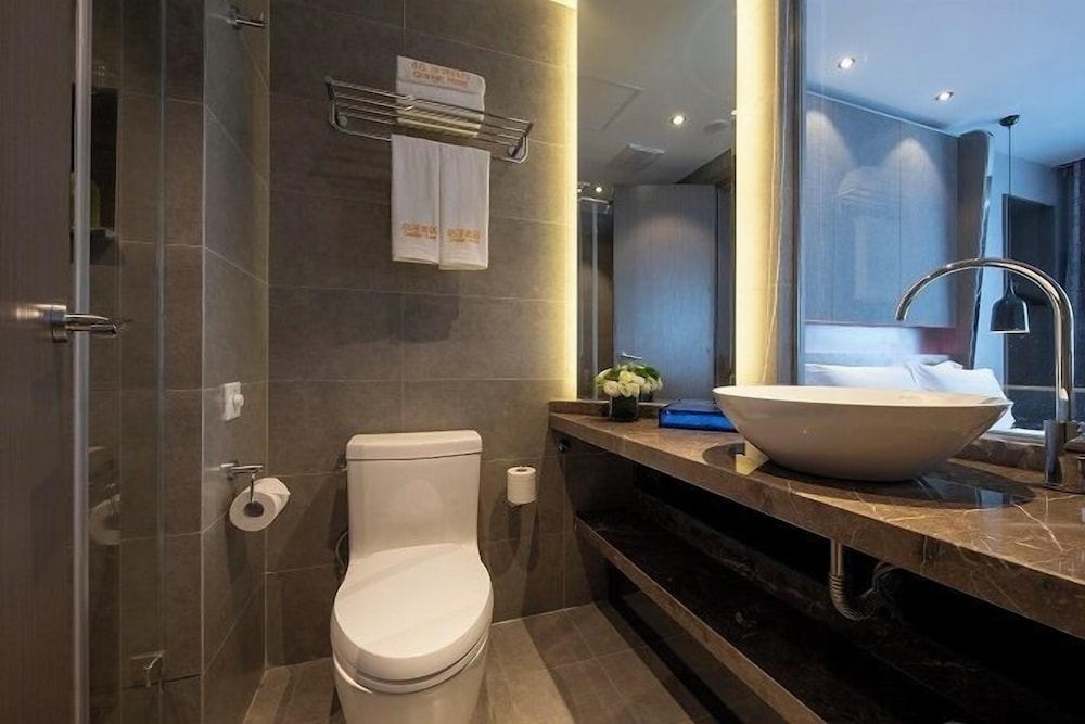 Bathroom sink