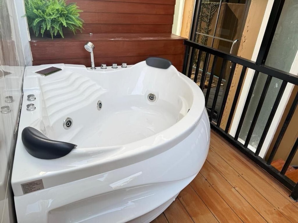 Deep soaking bathtub