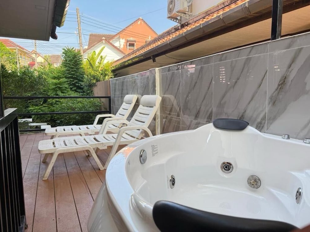 Deep soaking bathtub