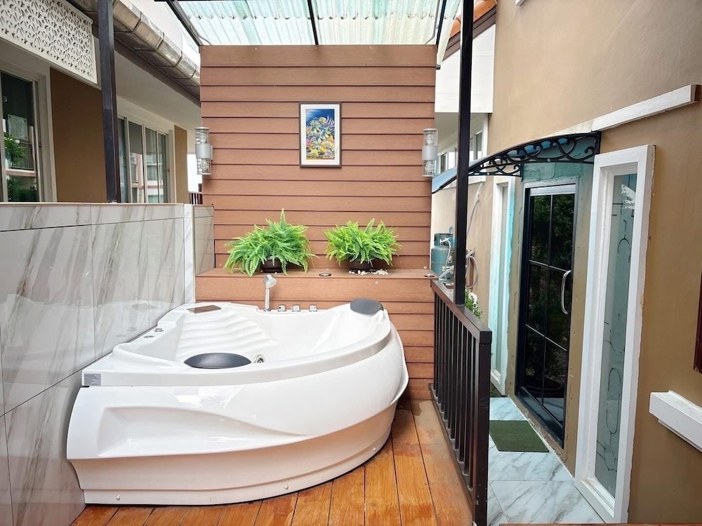 Deep soaking bathtub