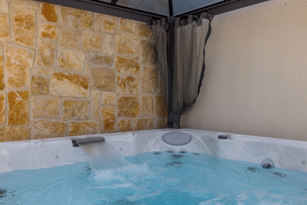 Private spa tub