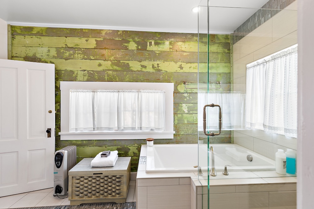 Deep soaking bathtub