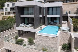 thumbnail: Front of property