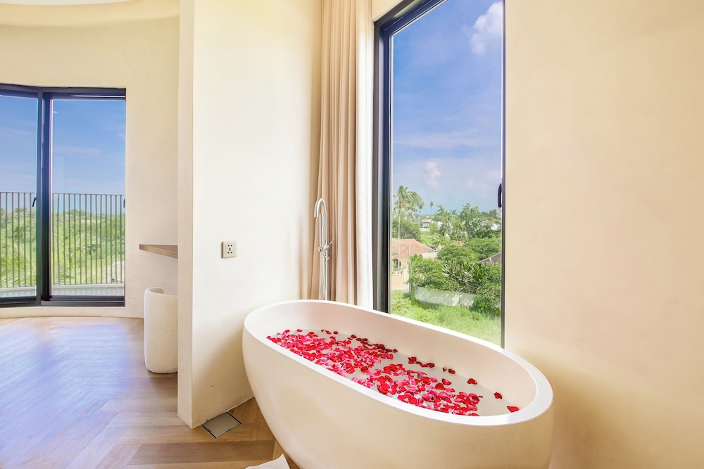 Deep soaking bathtub