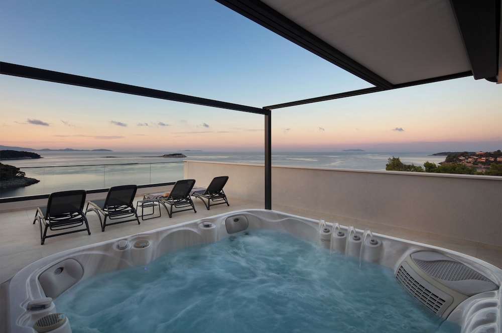Private spa tub