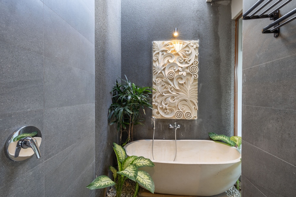 Deep soaking bathtub