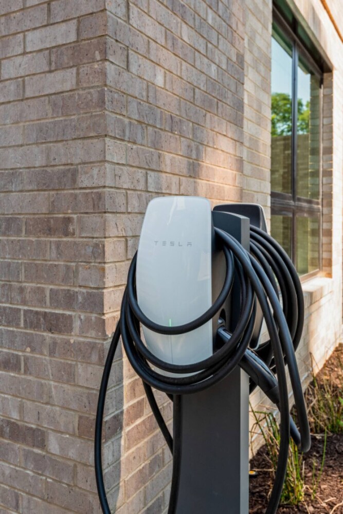 Electric vehicle charging station