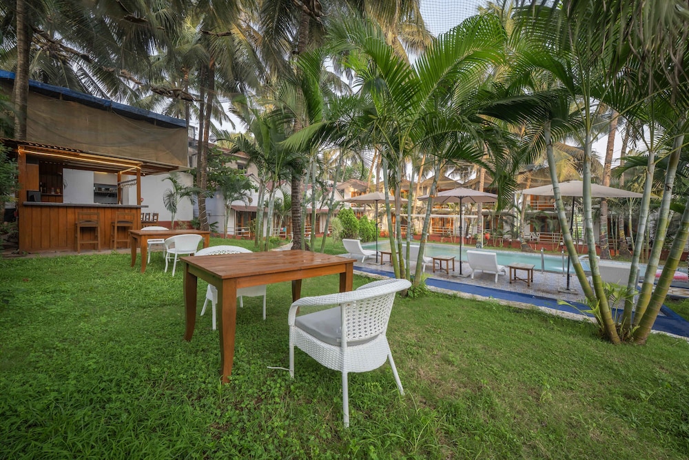 Poolside bar
