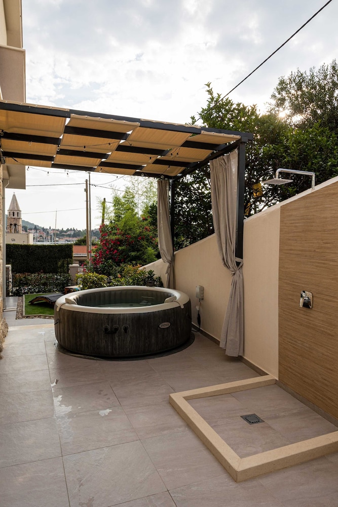 Private spa tub