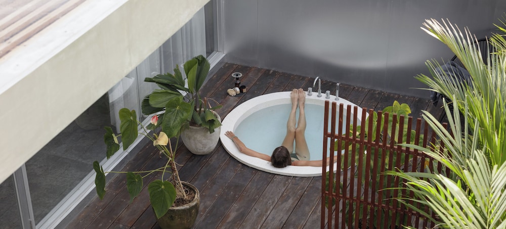 Private spa tub