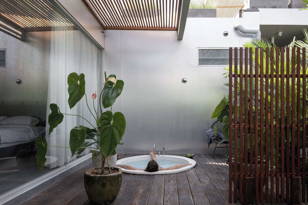 Private spa tub