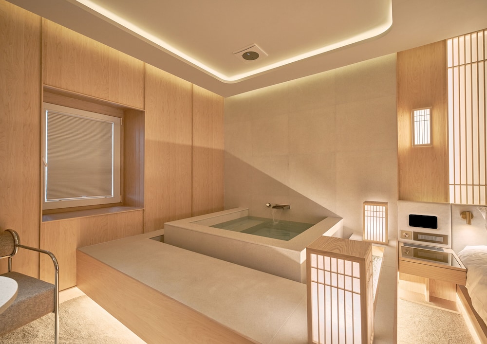 Private spa tub