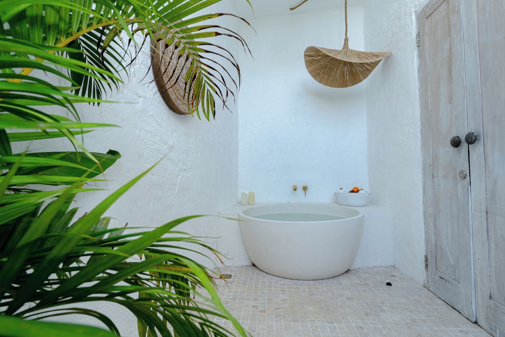Deep soaking bathtub
