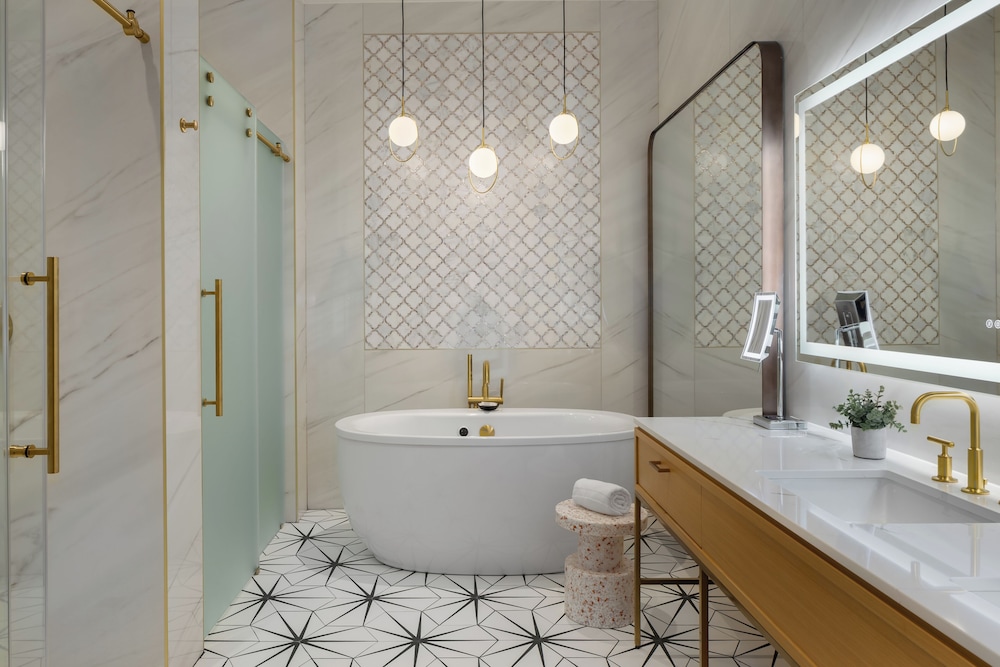 Deep soaking bathtub