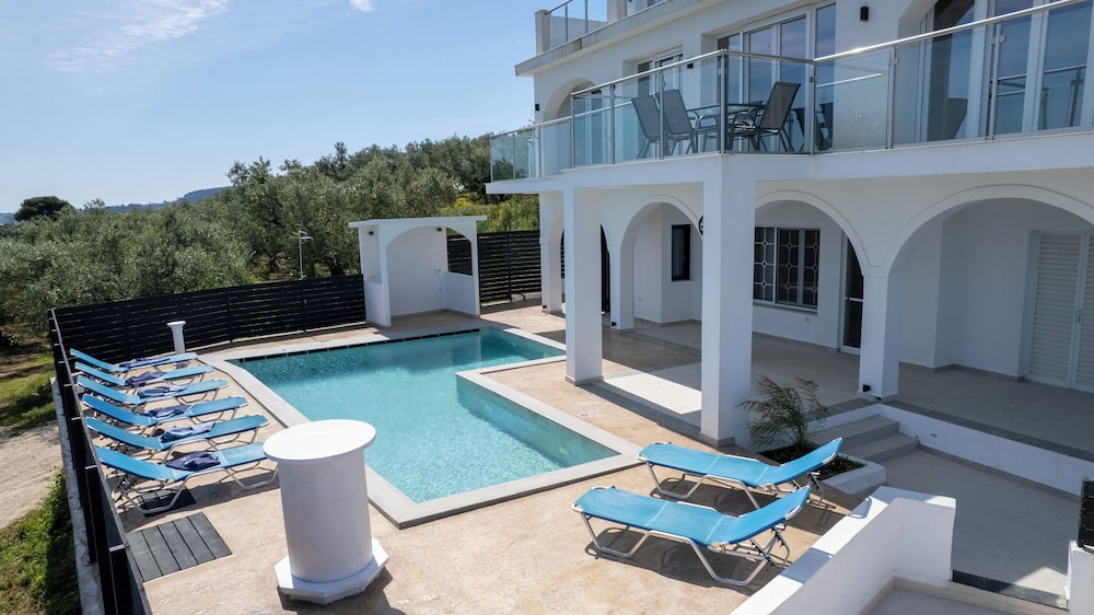 Indoor/outdoor pool