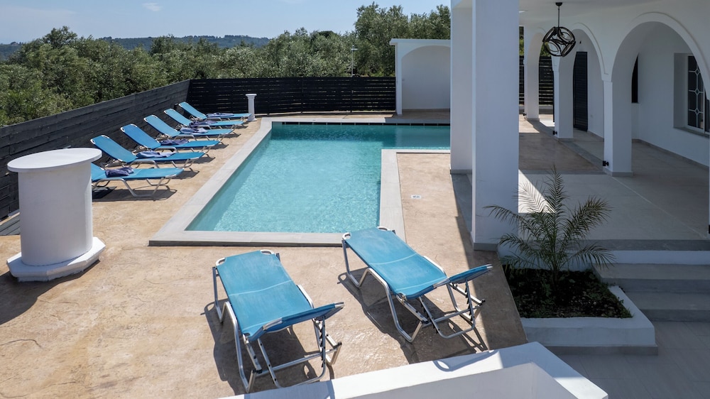 Indoor/outdoor pool