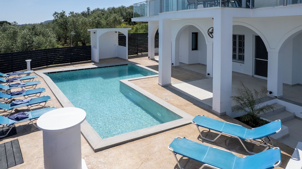 Indoor/outdoor pool