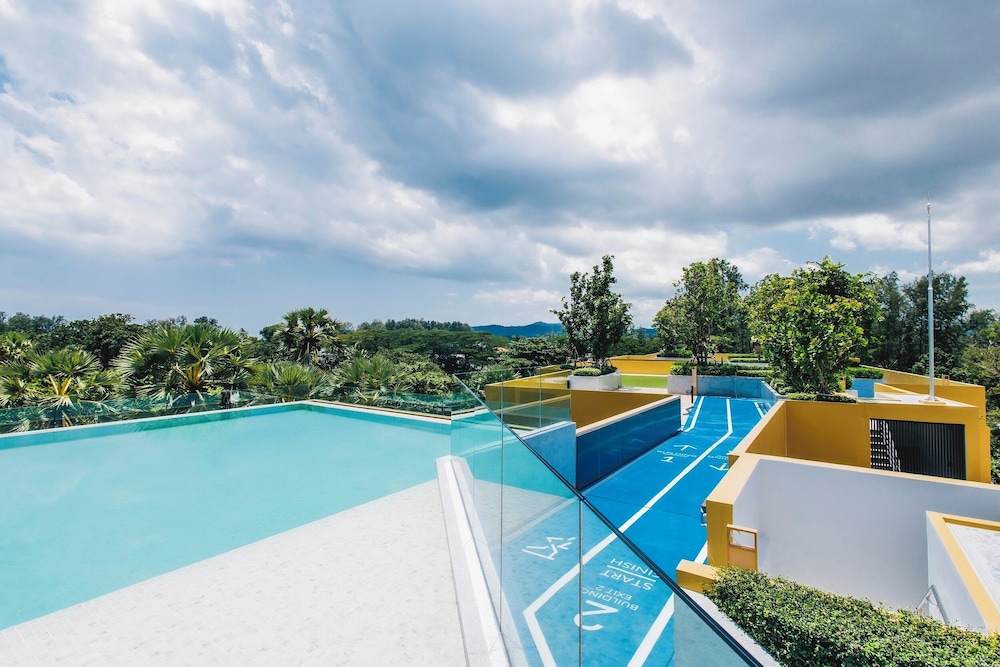 Rooftop pool