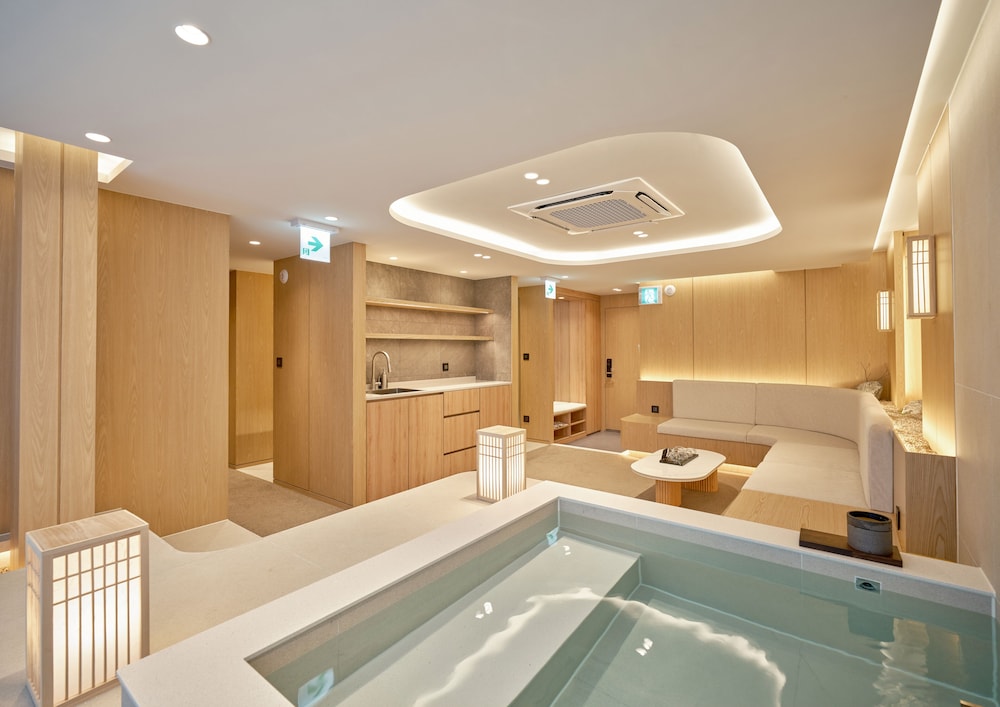 Private spa tub