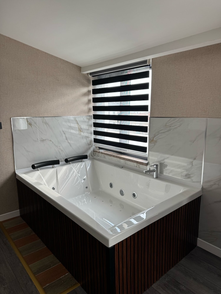 Jetted tub