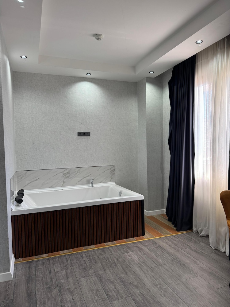 Jetted tub