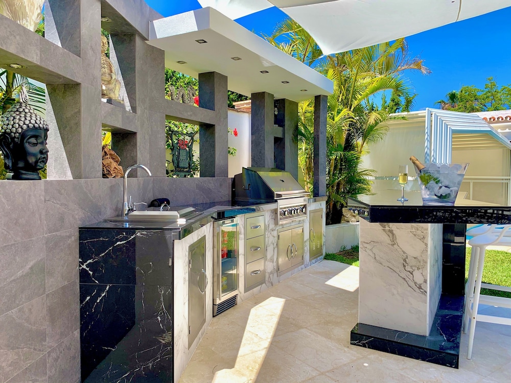 Swim-up bar