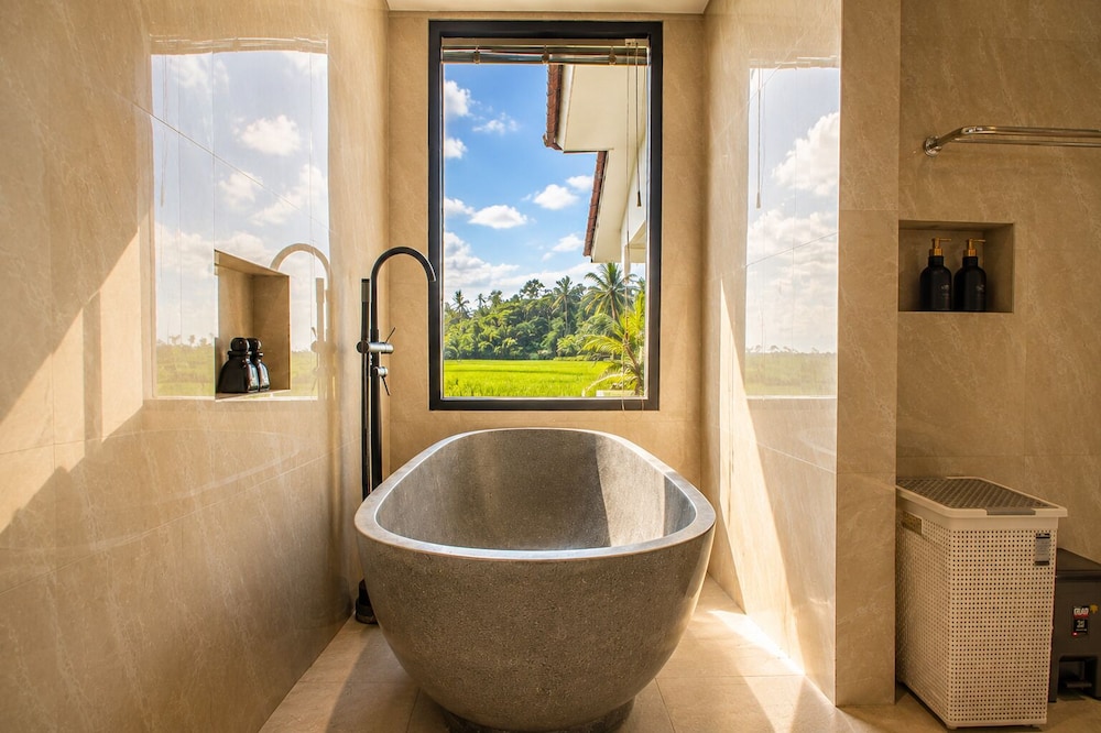 Deep soaking bathtub