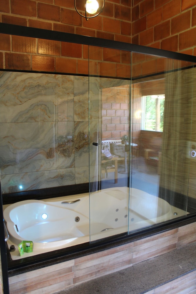 Jetted tub
