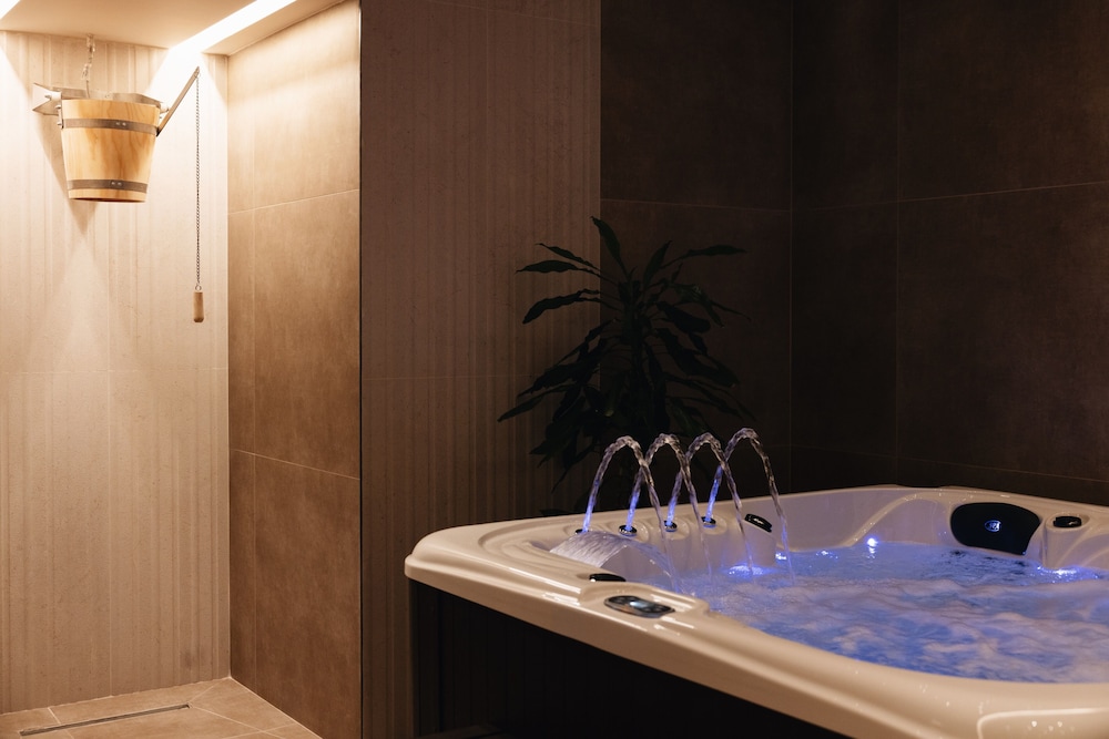 Indoor spa tub