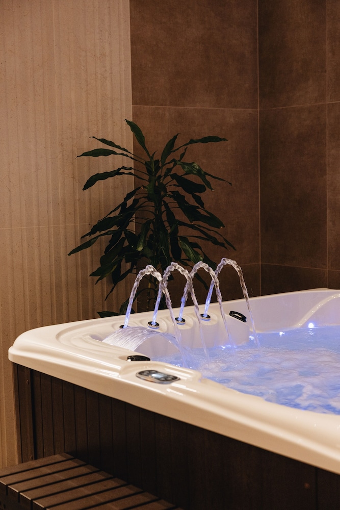 Indoor spa tub