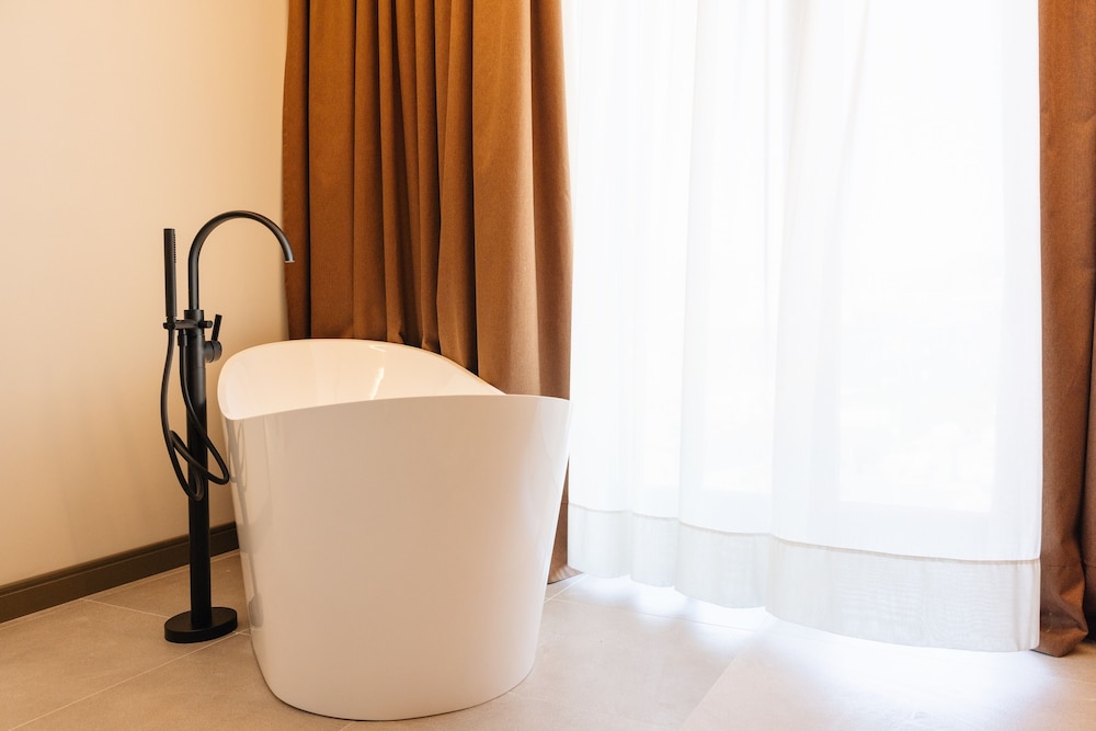 Deep soaking bathtub