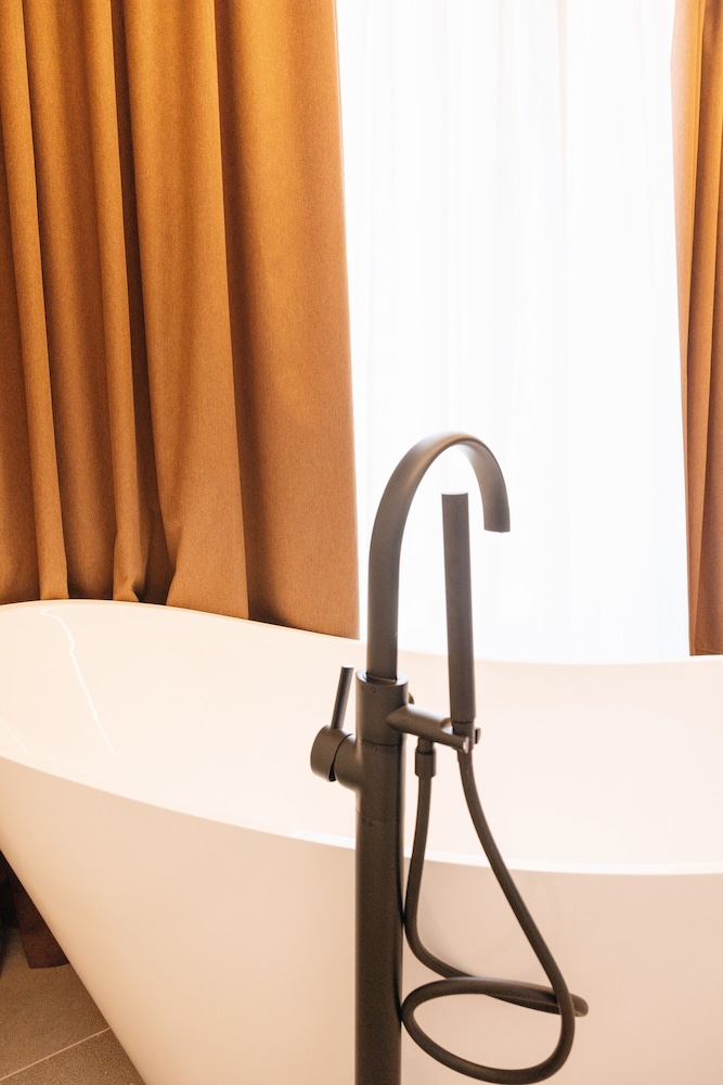 Deep soaking bathtub