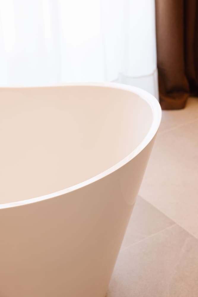 Deep soaking bathtub