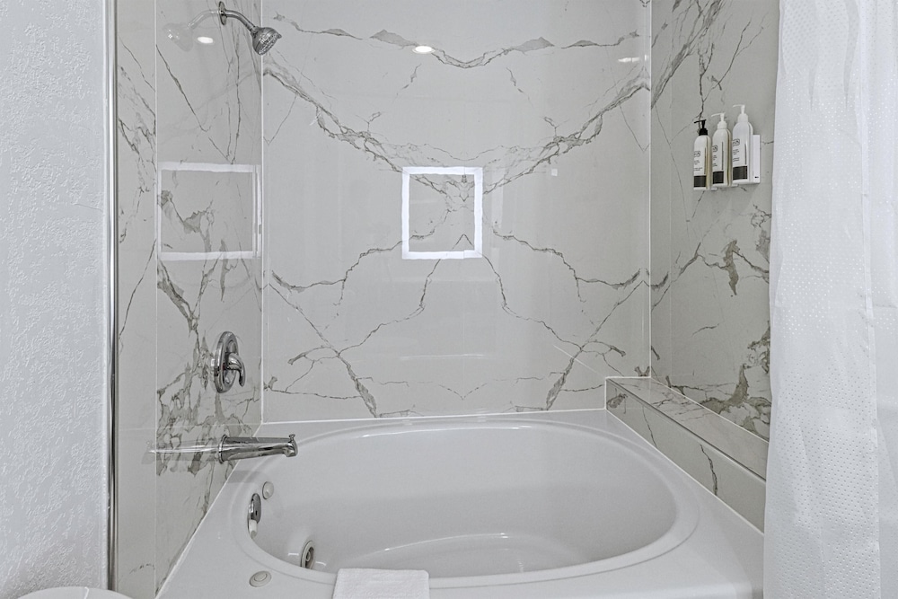 Deep soaking bathtub